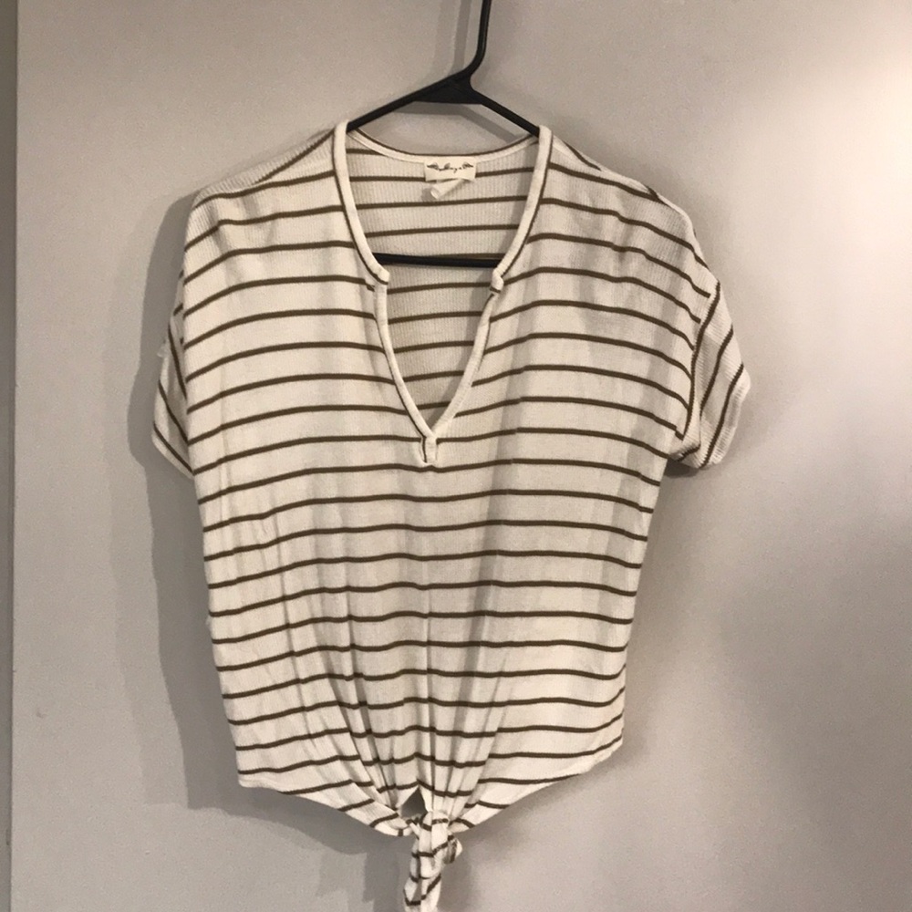 Gage. Small. Grey and white shirt. Cinched.